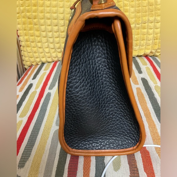 🚨SALE Vintage Dooney & Bourke Black/Tan Small Carpet/Handle Bag. PRICE FINAL - Picture 4 of 15